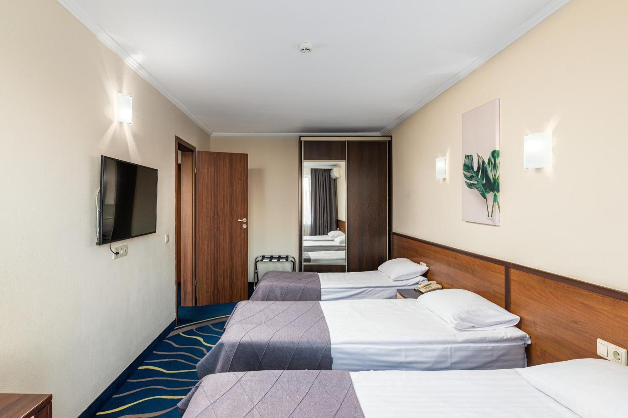 Sonata Hotel & Restaurant "Готель Соната" Lviv Ruang foto