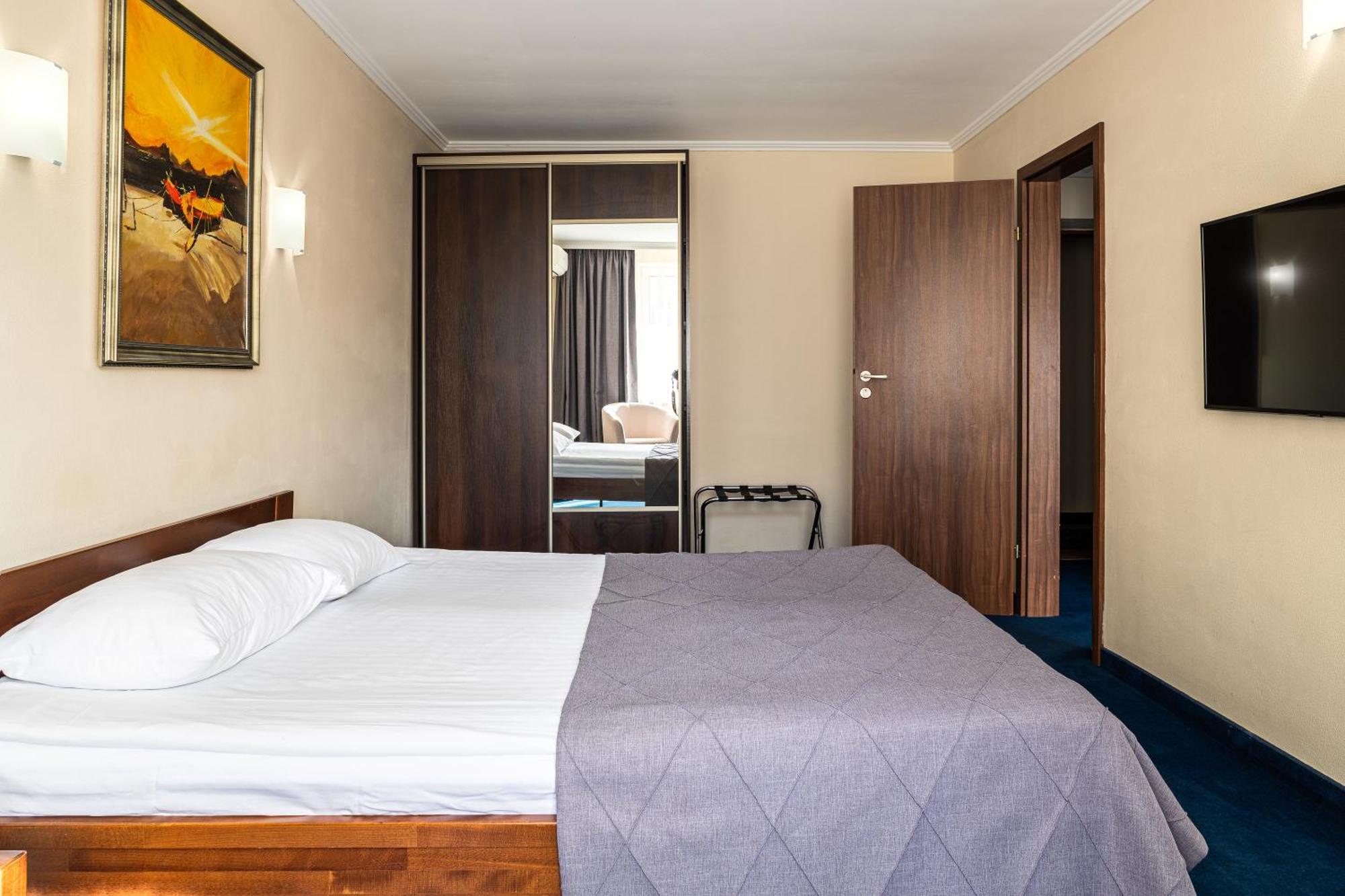 Sonata Hotel & Restaurant "Готель Соната" Lviv Ruang foto