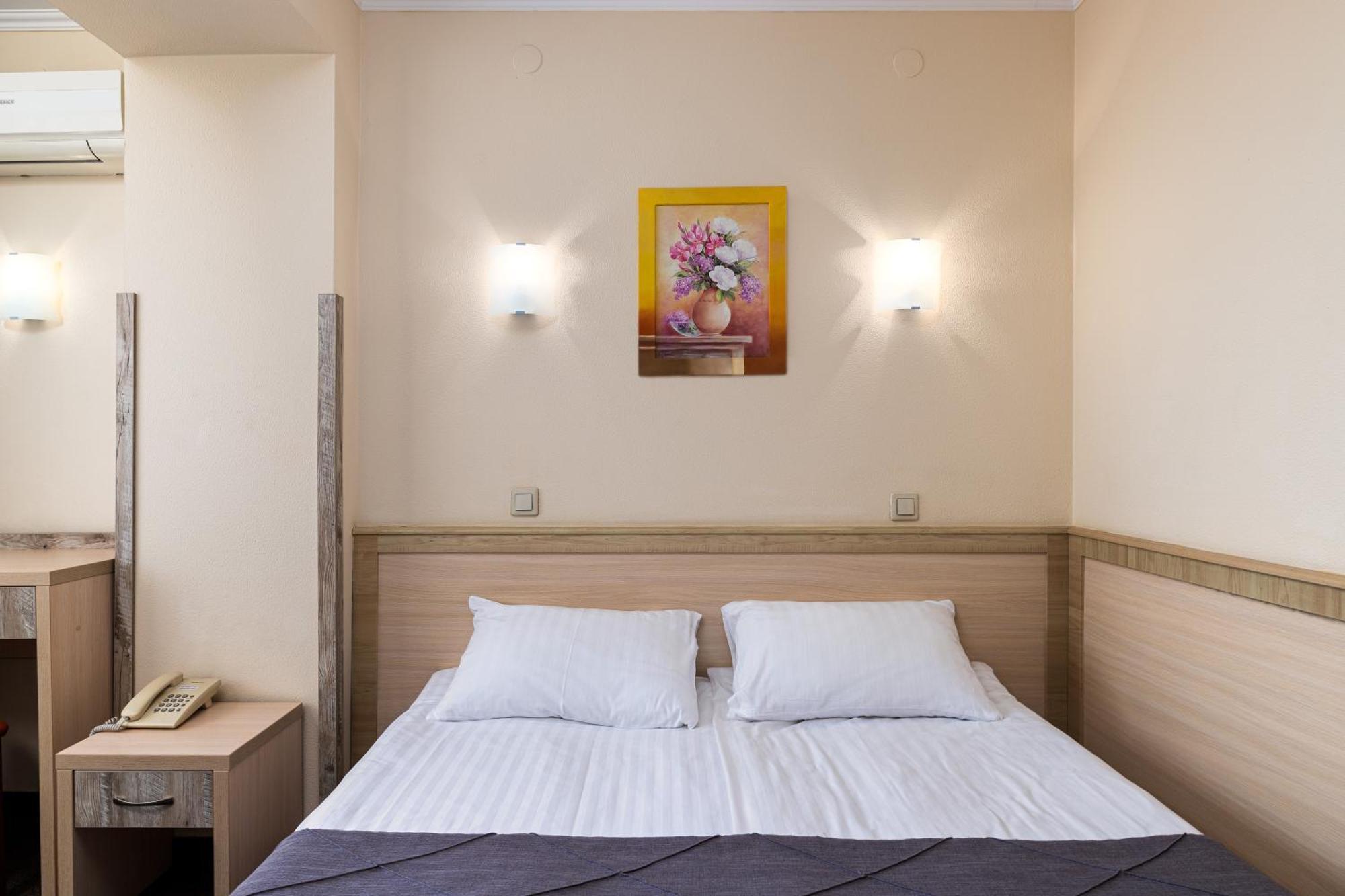 Sonata Hotel & Restaurant "Готель Соната" Lviv Ruang foto
