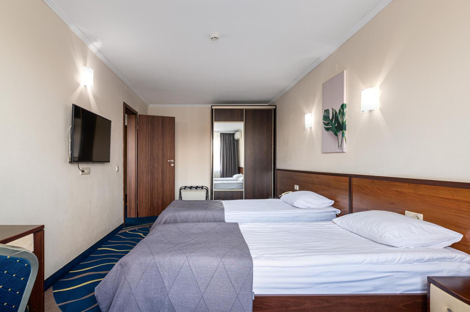 Sonata Hotel & Restaurant "Готель Соната" Lviv Ruang foto